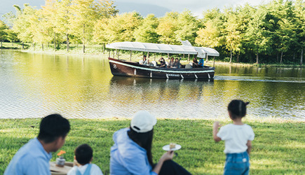 夏日湖畔童遊假期
